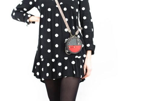 Mały okrągły portfelik na drobiazgi - zestaw z paskiem, smyczą i brelokiem