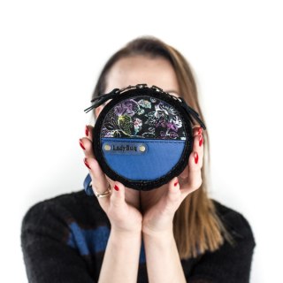 Mały okrągły portfelik na drobiazgi - zestaw z paskiem, smyczą i brelokiem