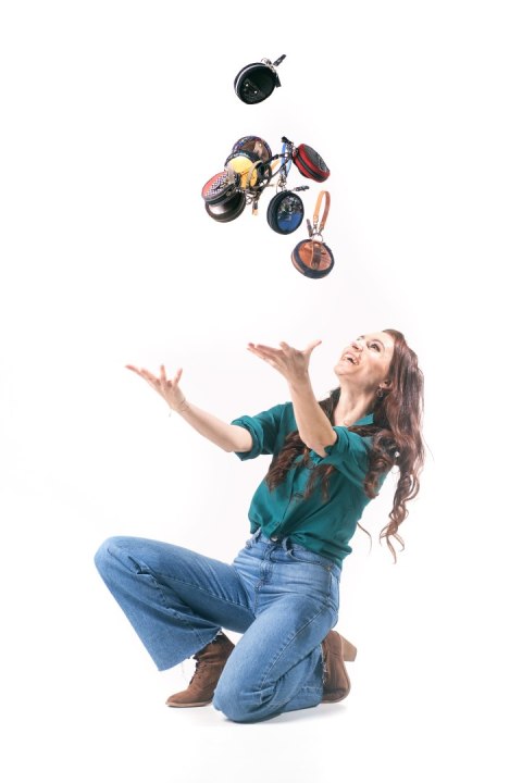 Skórzany mały okrągły portfelik z paskiem