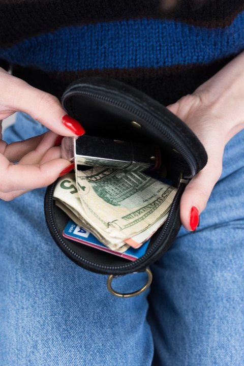 Skórzany mały okrągły portfelik z paskiem