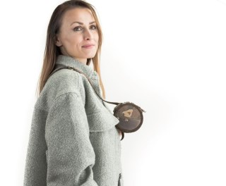 Mały okrągły portfelik na drobiazgi - zestaw z paskiem, smyczą i brelokiem