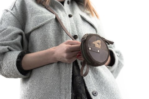 Skórzany mały okrągły portfelik z paskiem