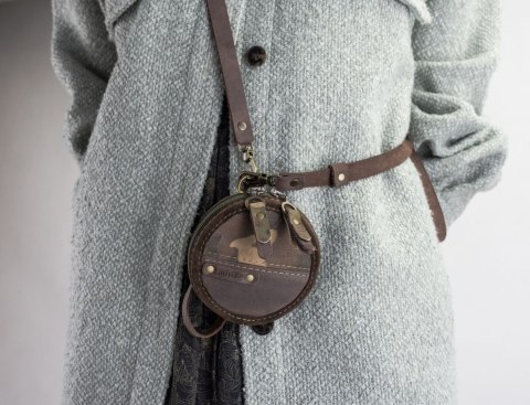 Skórzany mały okrągły portfelik z paskiem