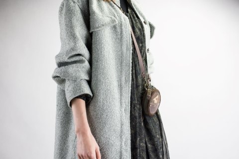 Skórzany mały okrągły portfelik z paskiem