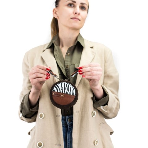 Skórzany mały okrągły portfelik z paskiem