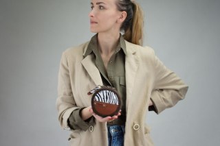 Mały okrągły portfelik na drobiazgi - zestaw z paskiem smyczą i brelokiem