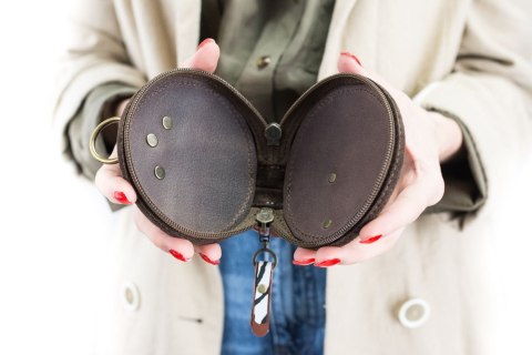 Skórzany mały okrągły portfelik z paskiem