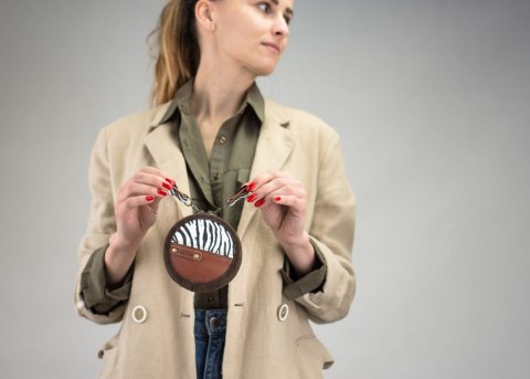 Skórzany mały okrągły portfelik z paskiem