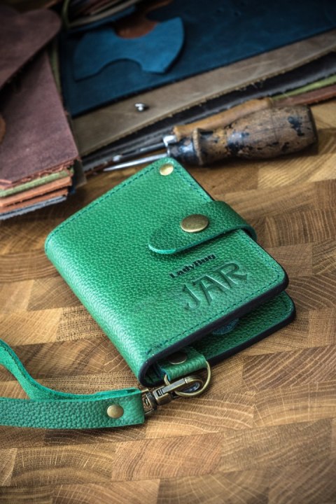 Mały skórzany portfel w kolorze Zielonym, funkcjonalny ręcznie wykonany portfel od Ladybuq Art