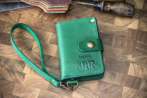 Mały skórzany portfel w kolorze Zielonym, funkcjonalny ręcznie wykonany portfel od Ladybuq Art