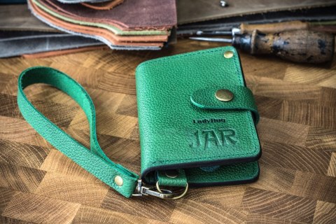 Mały skórzany portfel w kolorze Zielonym, funkcjonalny ręcznie wykonany portfel od Ladybuq Art
