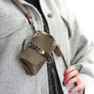 Kluczówka skórzana w kolorze khaki