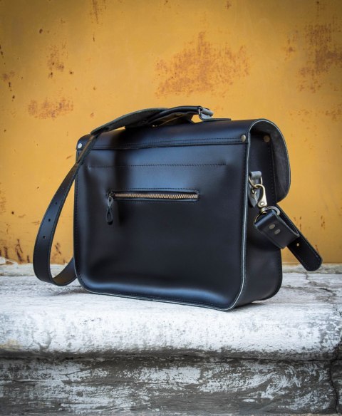 Messenger czarny wykonany z naturalnej licowej skóry idealny na laptopa do biura