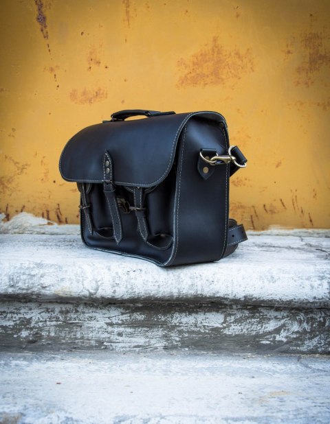 Messenger czarny wykonany z naturalnej licowej skóry idealny na laptopa do biura