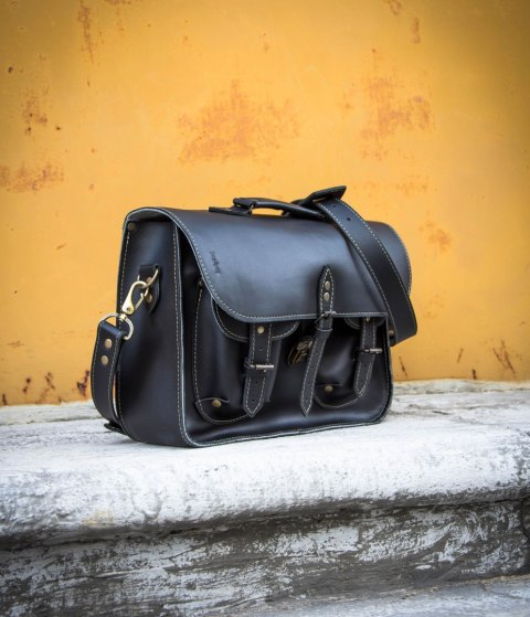 Messenger czarny wykonany z naturalnej licowej skóry idealny na laptopa do biura