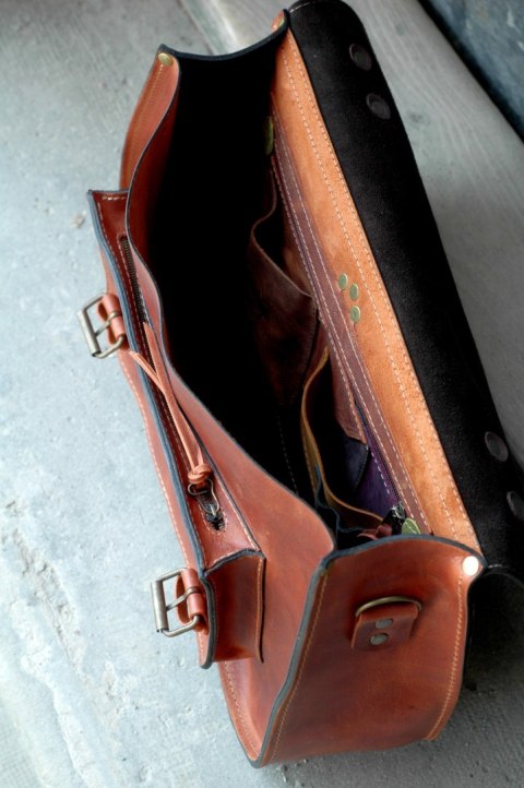 Messenger w kolorze koniakowym torba ręcznie wykonana z naturalnej skóry od Ladybuq Art