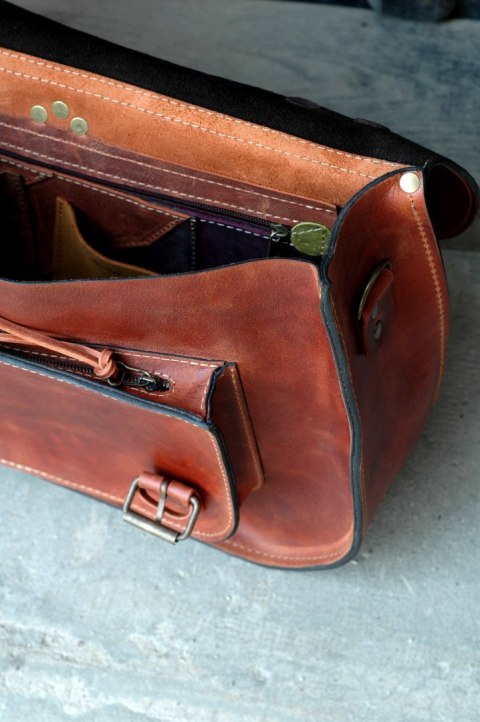 Messenger w kolorze koniakowym torba ręcznie wykonana z naturalnej skóry od Ladybuq Art