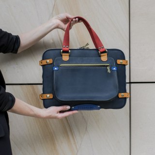 Pokrowiec skórzany na laptopa w kolorze granatowym