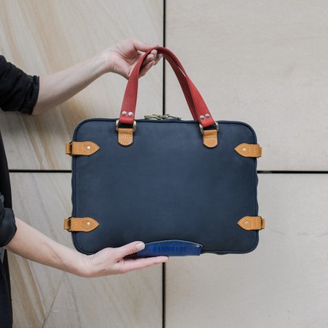 Pokrowiec skórzany na laptopa w kolorze granatowym