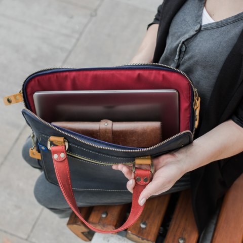 Pokrowiec skórzany na laptopa w kolorze granatowym