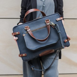 Pokrowiec skórzany na laptopa w kolorze granatowym