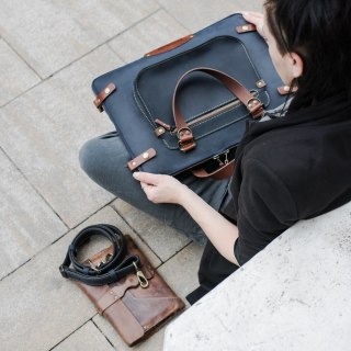 Pokrowiec skórzany na laptopa w kolorze granatowym