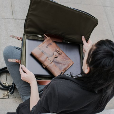 Pokrowiec skórzany na laptopa w kolorze granatowym