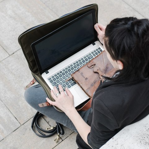 Pokrowiec skórzany na laptopa w kolorze granatowym