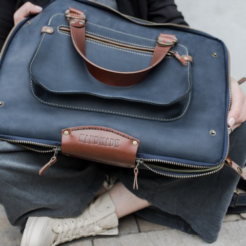 Pokrowiec skórzany na laptopa w kolorze granatowym