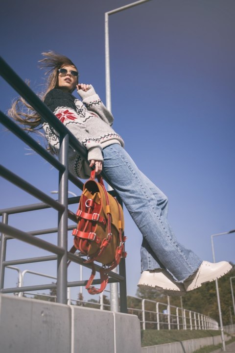 Skórzany plecak w Camelowym kolorze z pięknymi Czerwonymi akcentami od Ladybuq Art