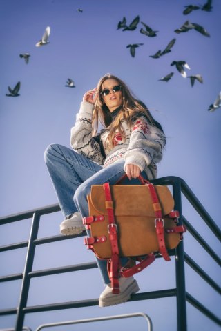 Skórzany plecak w Camelowym kolorze z pięknymi Czerwonymi akcentami od Ladybuq Art