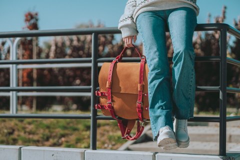 Skórzany plecak w Camelowym kolorze z pięknymi Czerwonymi akcentami od Ladybuq Art