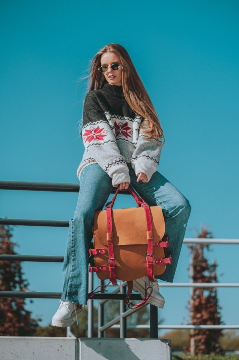 Skórzany plecak w Camelowym kolorze z pięknymi Czerwonymi akcentami od Ladybuq Art