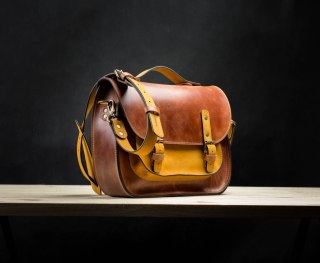 Torba skórzana na laptopa w kolorze rudym oraz kamelowym