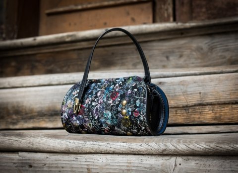 Torebka z limitowanej kolekcji Pepa w kolorze Czarnym z unikatowym wzorem kwiatowym od Ladybuq Art