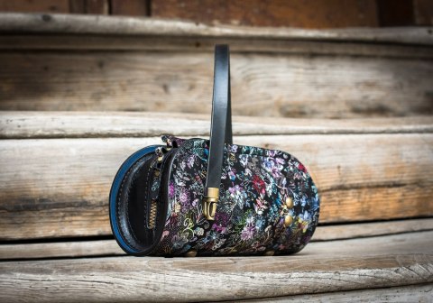 Torebka z limitowanej kolekcji Pepa w kolorze Czarnym z unikatowym wzorem kwiatowym od Ladybuq Art