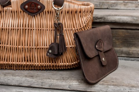 Wicker basket with leather handles and leather sachet brown