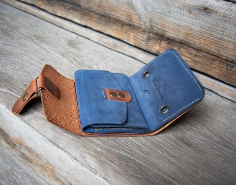 Wielofunkcyjny portfel w rudym kolorze wykonany z naturalnej skóry.