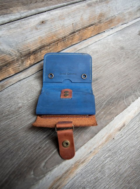 Wielofunkcyjny portfel w rudym kolorze wykonany z naturalnej skóry.