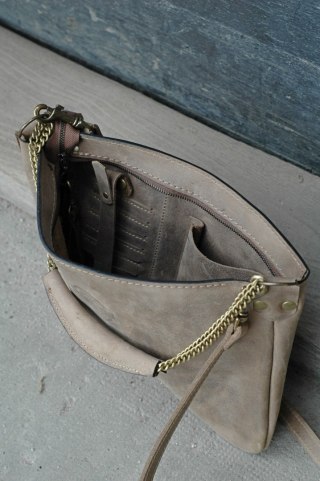 Mała skórzana kopertówka w kolorze beżowym