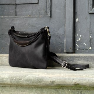 Mała skórzana kopertówka w kolorze czarnym