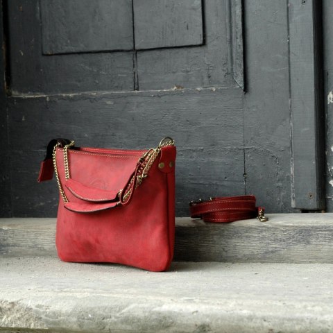 Mała skórzana kopertówka w kolorze malinowym