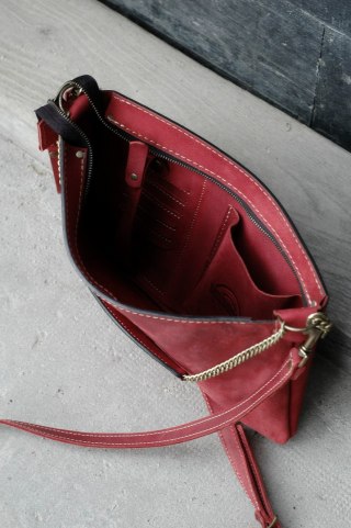 Mała skórzana kopertówka w kolorze malinowym