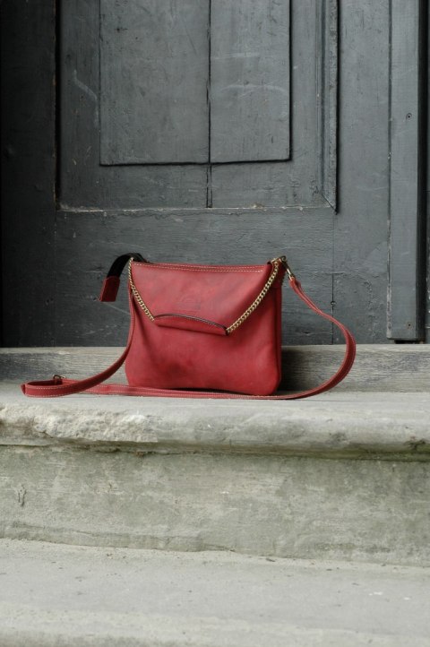 Mała skórzana kopertówka w kolorze malinowym