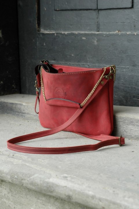 Mała skórzana kopertówka w kolorze malinowym