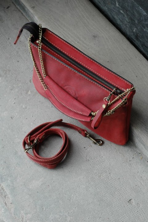 Mała skórzana kopertówka w kolorze malinowym