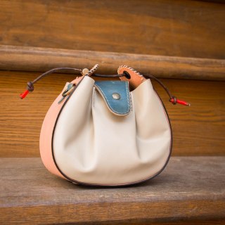 Mała torebka skórzana Mili w kolorze beżowym i różowym