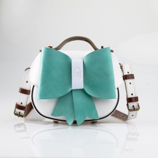 Torebka skórzana Kaya w kolorze białym z odpinaną kokardą