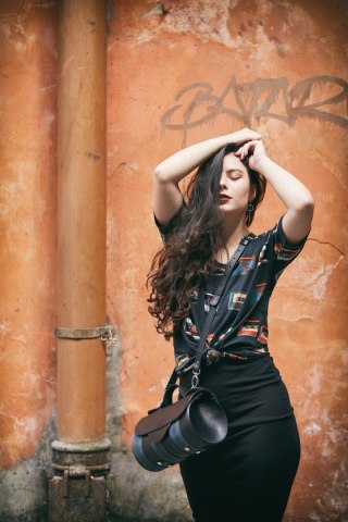 Torebka skórzana wałek Meggy w kolorze czarnym i granatowym