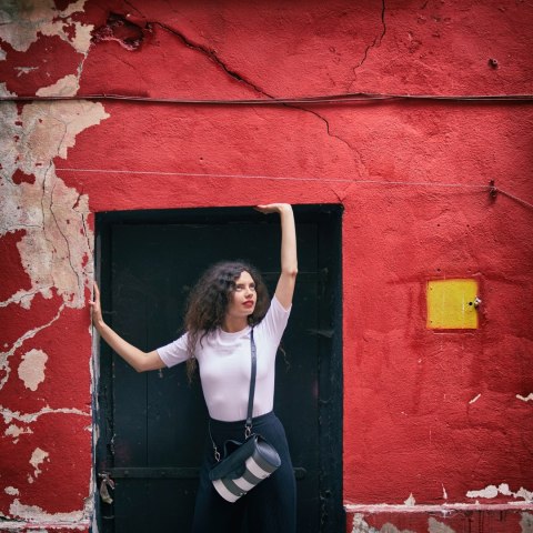 Torebka skórzana walek Meggy w kolorze czarnym, szarym, białym